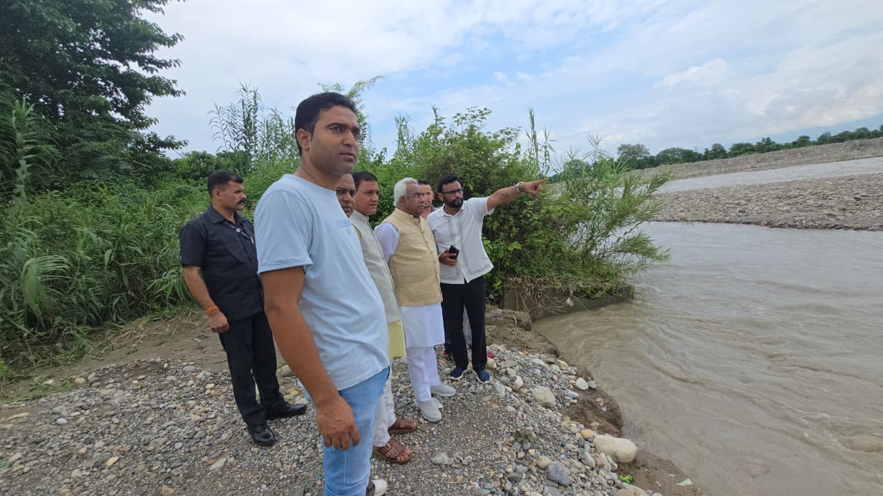 बाढ़ प्रभावित क्षेत्रों का मंत्री और विधायक ने किया स्थलीय निरीक्षण, अधिकारियों को त्वरित कार्रवाई के निर्देश 3 1787242030 384 बाढ़ प्रभावित क्षेत्रों का मंत्री और विधायक ने किया स्थलीय