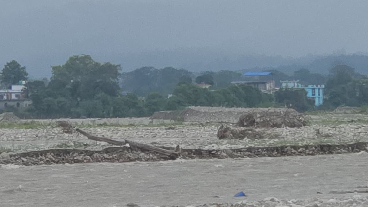 बाढ़ प्रभावित क्षेत्रों का मंत्री और विधायक ने किया स्थलीय निरीक्षण, अधिकारियों को त्वरित कार्रवाई के निर्देश 4 1787242031 804 बाढ़ प्रभावित क्षेत्रों का मंत्री और विधायक ने किया स्थलीय