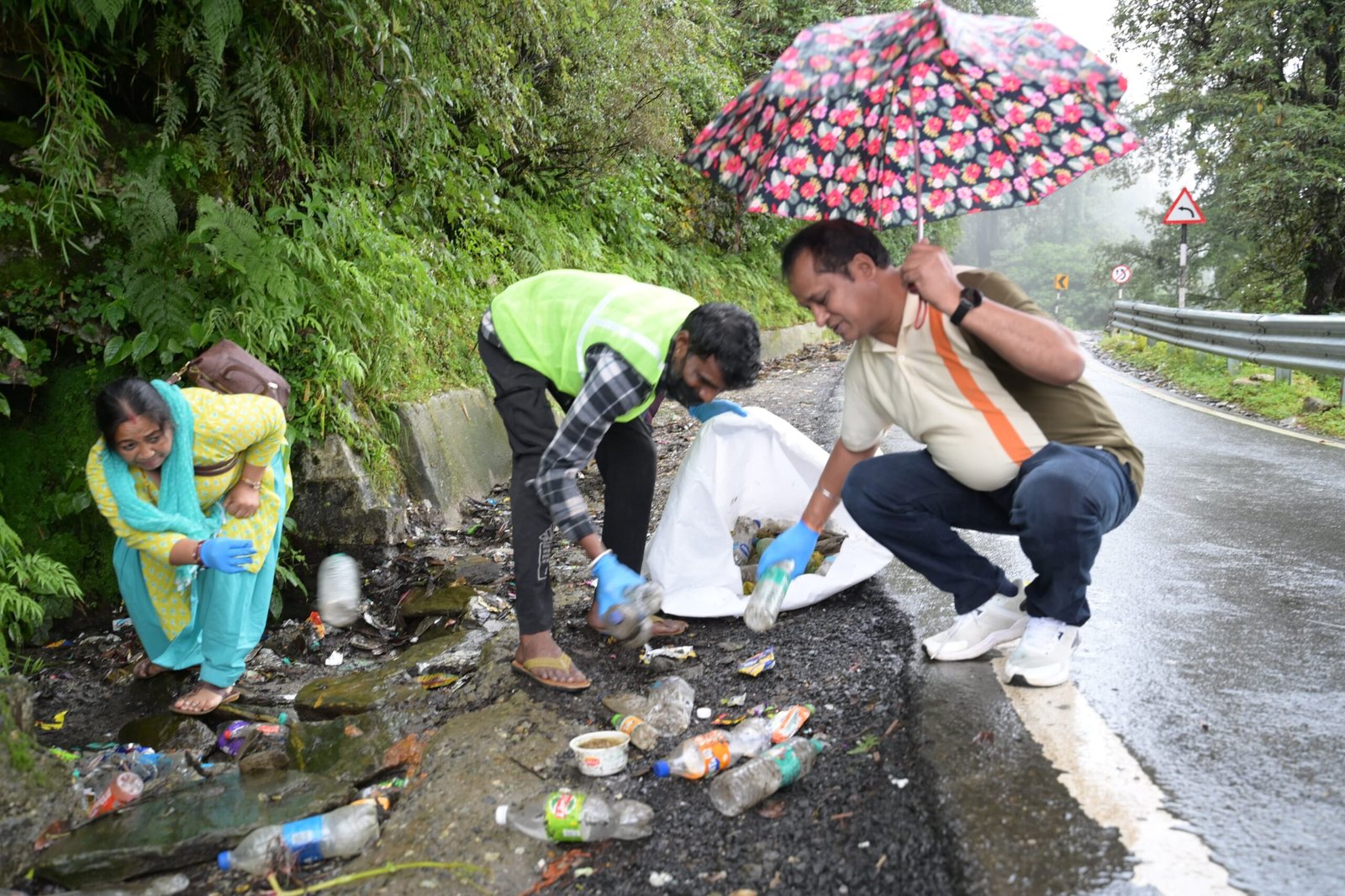 विधिक सेवा प्राधिकरण ने चलाया वृहद सफाई अभियान, पर्यटकों और स्थानीय लोगों को दिया स्वच्छता का संदेश 3 1787244529 834 विधिक सेवा प्राधिकरण ने चलाया वृहद सफाई अभियान पर्यटकों और
