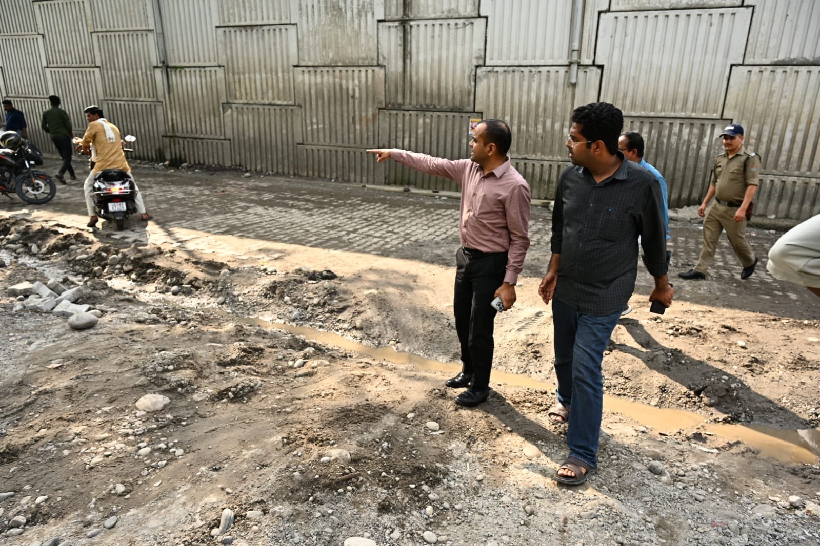1787321999 553 क्षतिग्रस्त सड़कों को गड्ढामुक्त करने के लिए त्वरित गति से