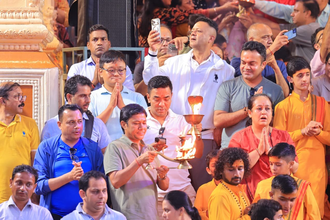 नेपाल से धार्मिक यात्रा पर आए प्रतिनिधिमंडल ने परमार्थ निकेतन, दिव्य गंगा आरती में सहभाग 4 1787331683 186 नेपाल से धार्मिक यात्रा पर आए प्रतिनिधिमंडल ने परमार्थ निकेतन