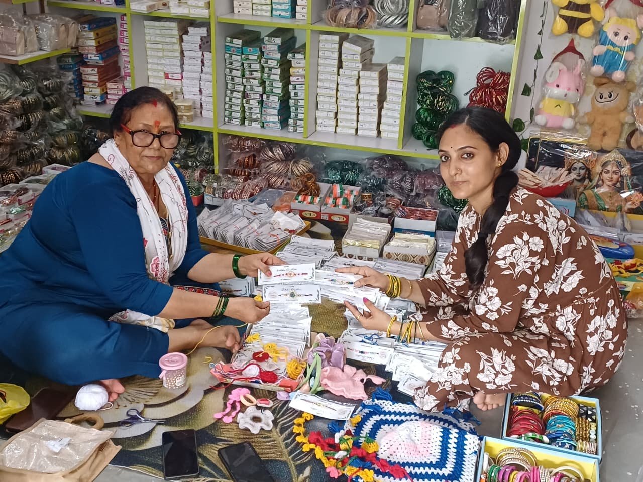 1787332362 594 मालदेवता में सास बहू की जोड़ी ने राखी कारोबार से मचाई