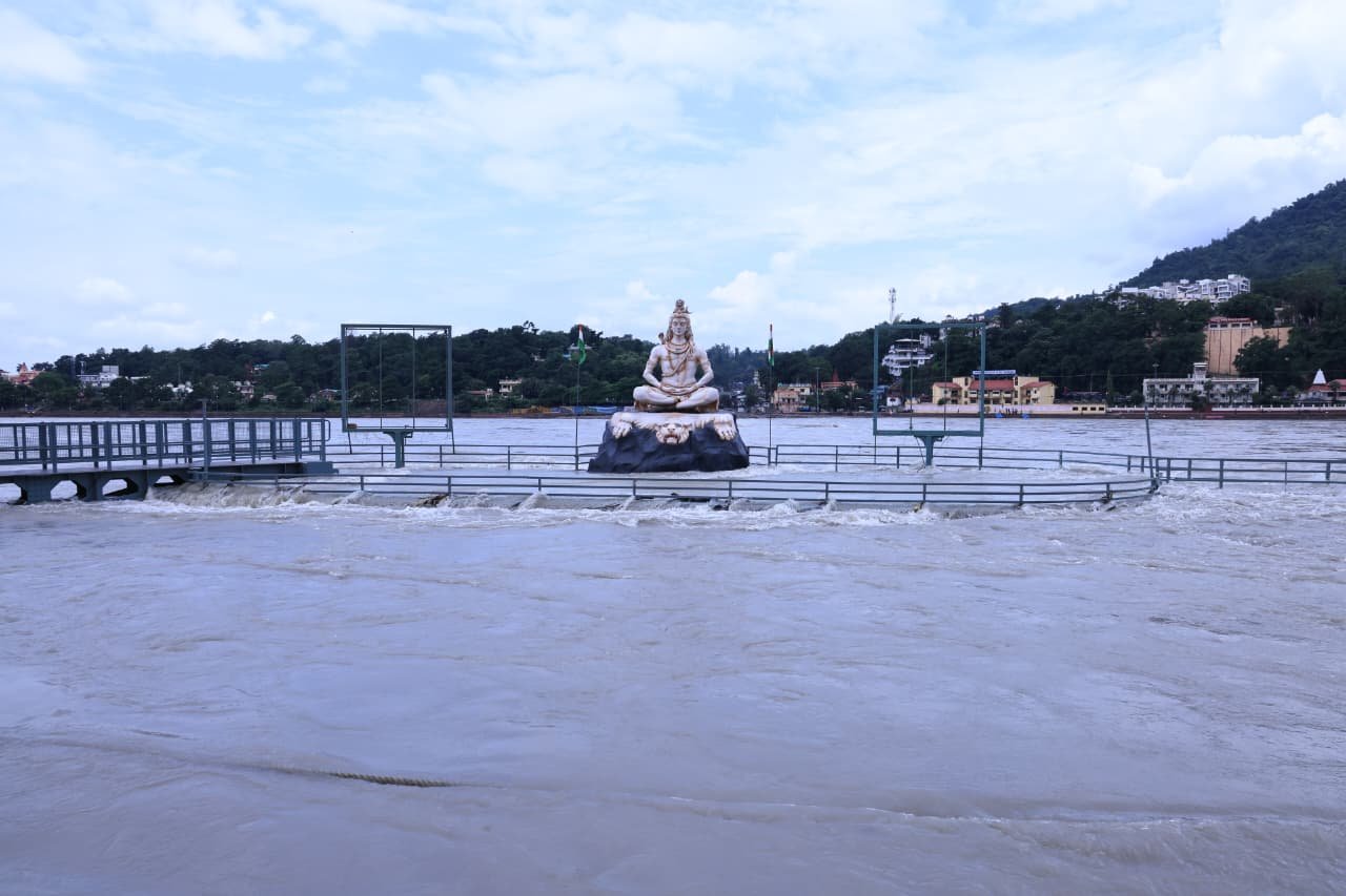 1787409723 507 परमार्थ गंगा तट पर मानसून में गंगा की दिव्य धारा