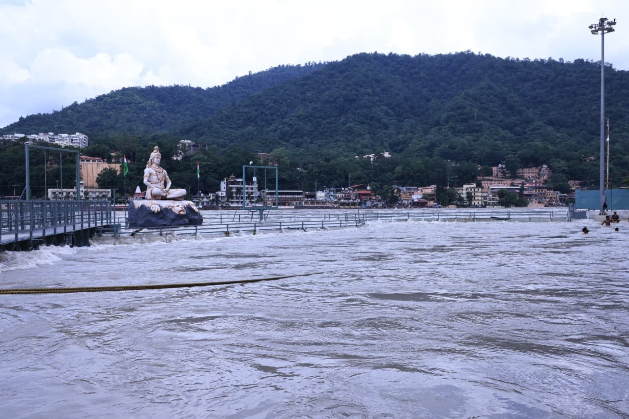 1787409723 850 परमार्थ गंगा तट पर मानसून में गंगा की दिव्य धारा