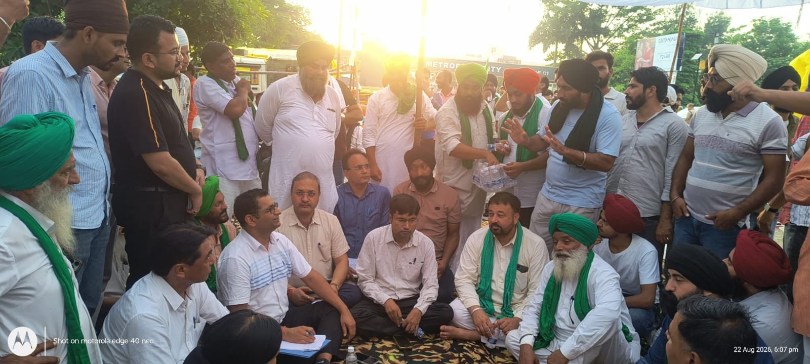 1787410299 954 किसानों के साथ अपर जिलाधिकारी ने किया संवाद समस्याओं के