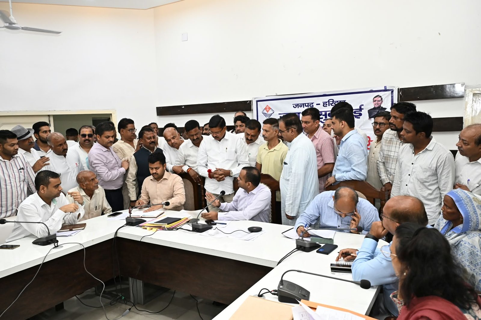 जनपद वासियों की समस्याओं को त्वरित निस्तारण के उदेश्य से जिलाधिकारी मयूर दीक्षित की अध्यक्षता में कलेक्ट्रेट सभागार में प्रत्येक सोमवार को आयोजित किया जा रहा है जन सुनवाई कार्यक्रम 4 1787568041 286 जनपद वासियों की समस्याओं को त्वरित निस्तारण के उदेश्य से
