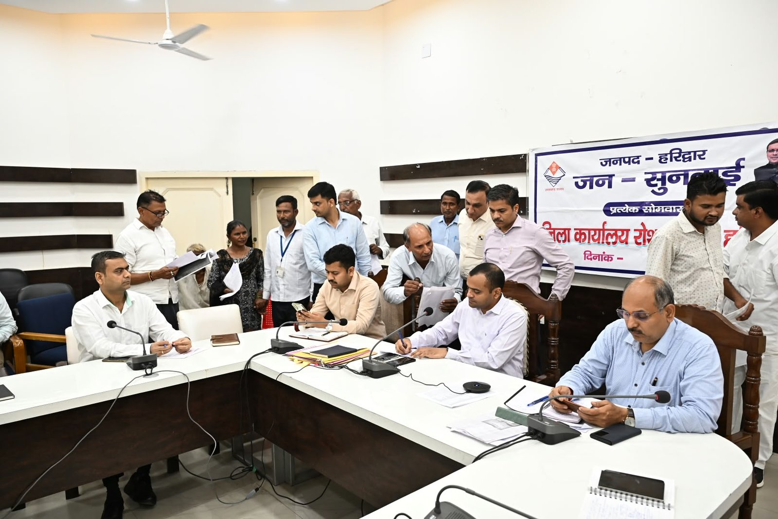 जनपद वासियों की समस्याओं को त्वरित निस्तारण के उदेश्य से जिलाधिकारी मयूर दीक्षित की अध्यक्षता में कलेक्ट्रेट सभागार में प्रत्येक सोमवार को आयोजित किया जा रहा है जन सुनवाई कार्यक्रम 8 1787568041 797 जनपद वासियों की समस्याओं को त्वरित निस्तारण के उदेश्य से