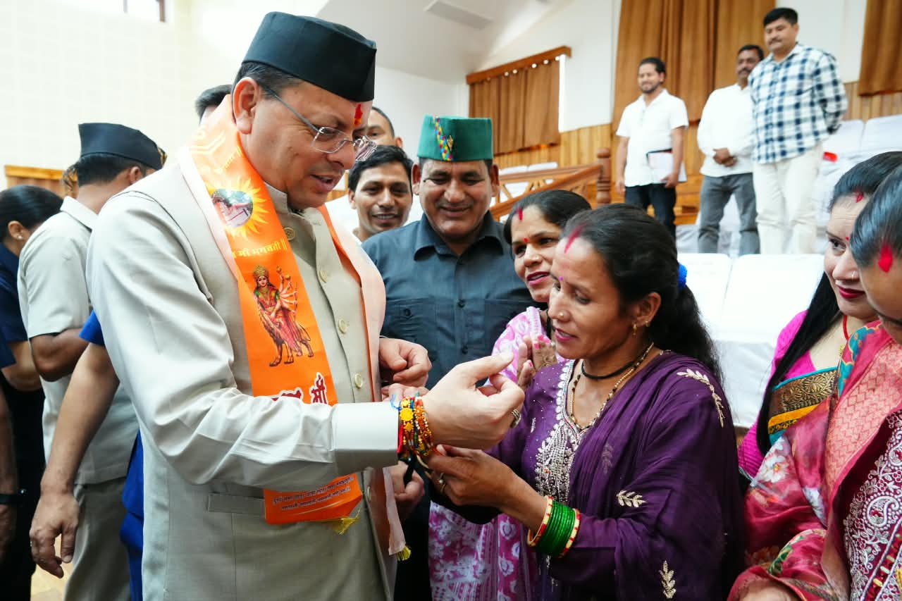 1787587004 56 मुख्यमंत्री को महिलाओं ने बांधा रक्षा सूत्र मुख्यमंत्री ने दी