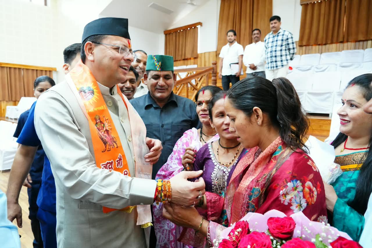 1787587004 952 मुख्यमंत्री को महिलाओं ने बांधा रक्षा सूत्र मुख्यमंत्री ने दी