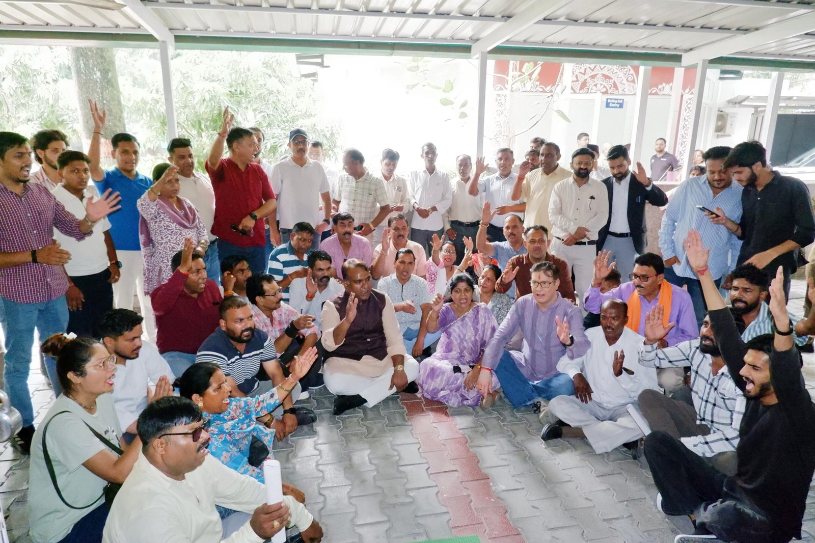 भारतीय जनता पार्टी महानगर सिद्धार्थ उमेश अग्रवाल के नेतृत्व में सैकड़ो कार्यकर्ताओं के साथ SIR प्रक्रिया में बाधा डालने के कांग्रेस के प्रयासों के खिलाफ भाजपा का जोरदार प्रदर्शन 3 1787653071 235 भारतीय जनता पार्टी महानगर सिद्धार्थ उमेश अग्रवाल के नेतृत्व में