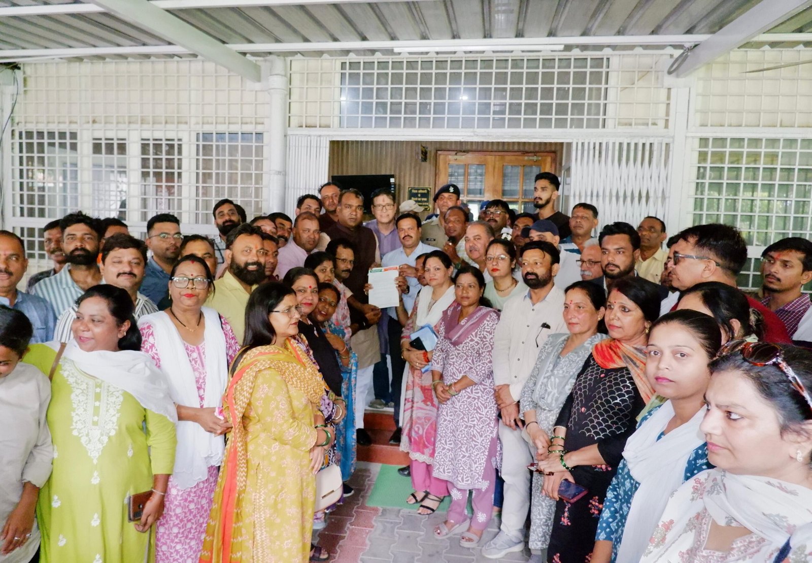 भारतीय जनता पार्टी महानगर सिद्धार्थ उमेश अग्रवाल के नेतृत्व में सैकड़ो कार्यकर्ताओं के साथ SIR प्रक्रिया में बाधा डालने के कांग्रेस के प्रयासों के खिलाफ भाजपा का जोरदार प्रदर्शन 7 1787653072 514 भारतीय जनता पार्टी महानगर सिद्धार्थ उमेश अग्रवाल के नेतृत्व में