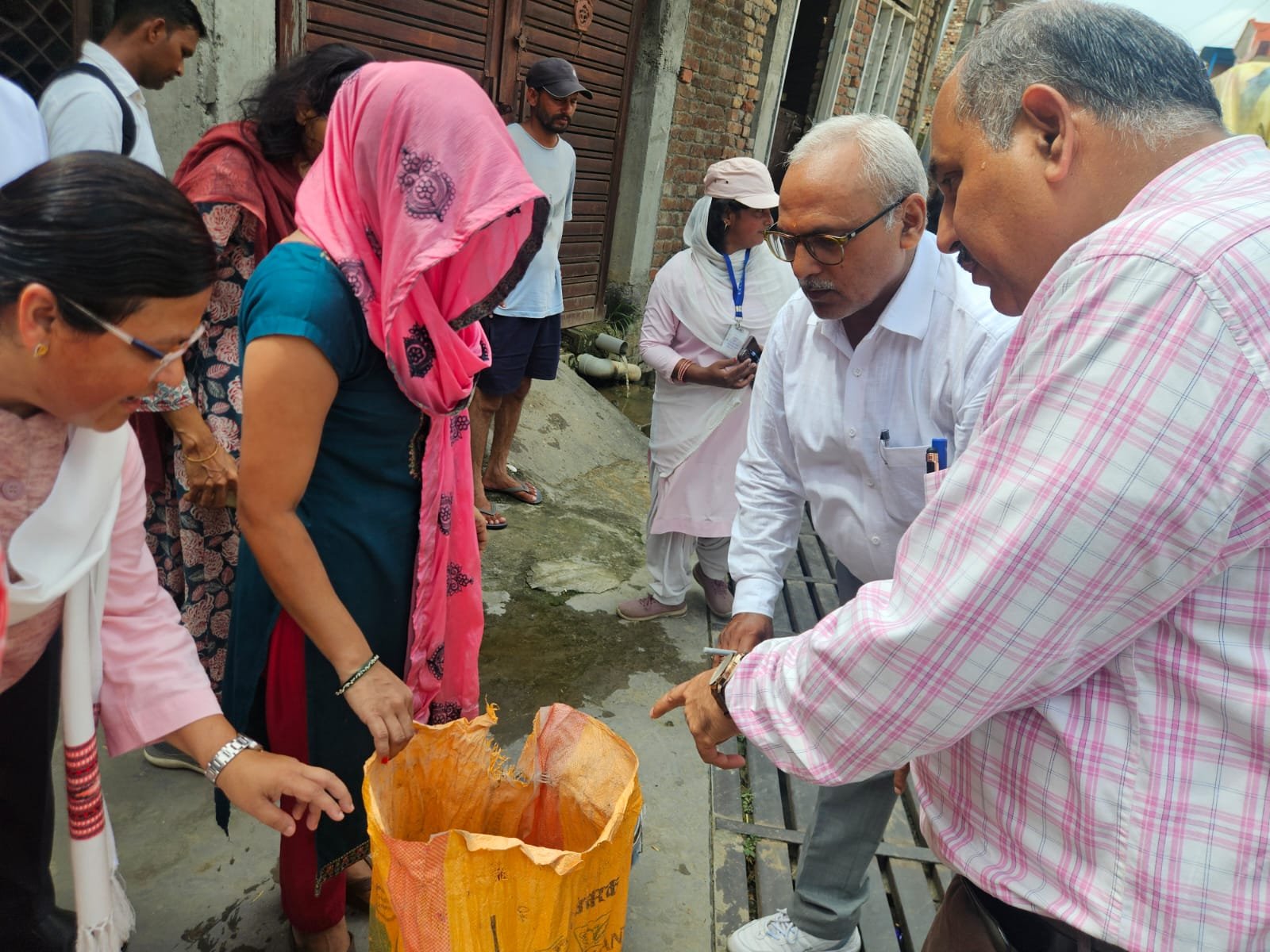 1787666838 777 ठोस अपशिष्ट प्रबंधन में महिलाओं की भागीदारी से मॉडल ग्राम
