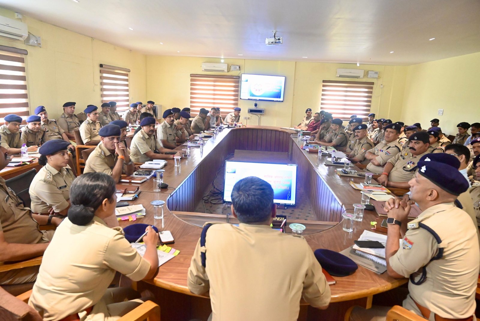 1787673923 284 एसएसपी नवनीत सिंह की अध्यक्षता में पुलिस कार्यालय में सैनिक