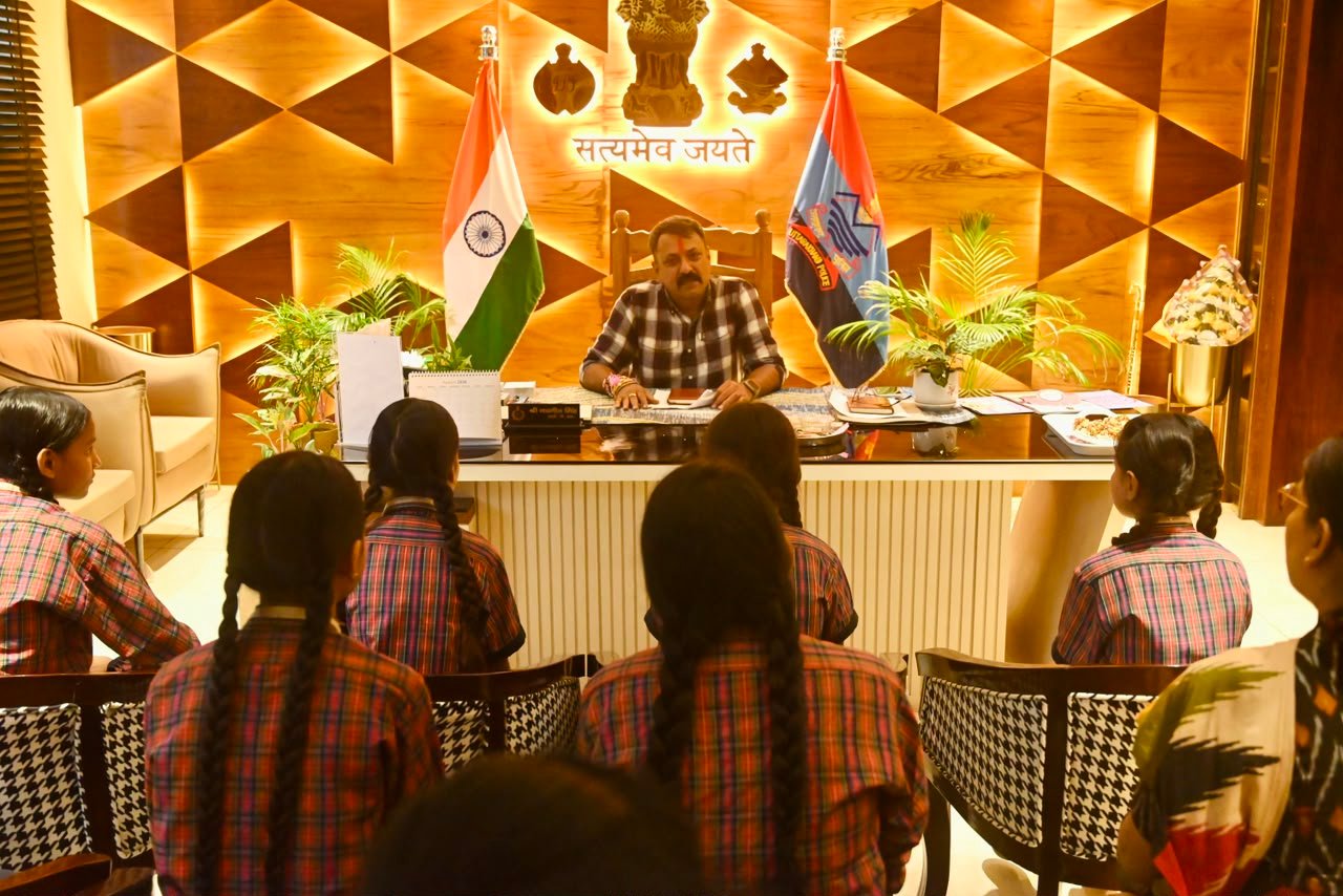 1787847484 998 नन्ही छात्राओं ने बांधा रक्षासूत्र कप्तान नवनीत सिंह ने दिया