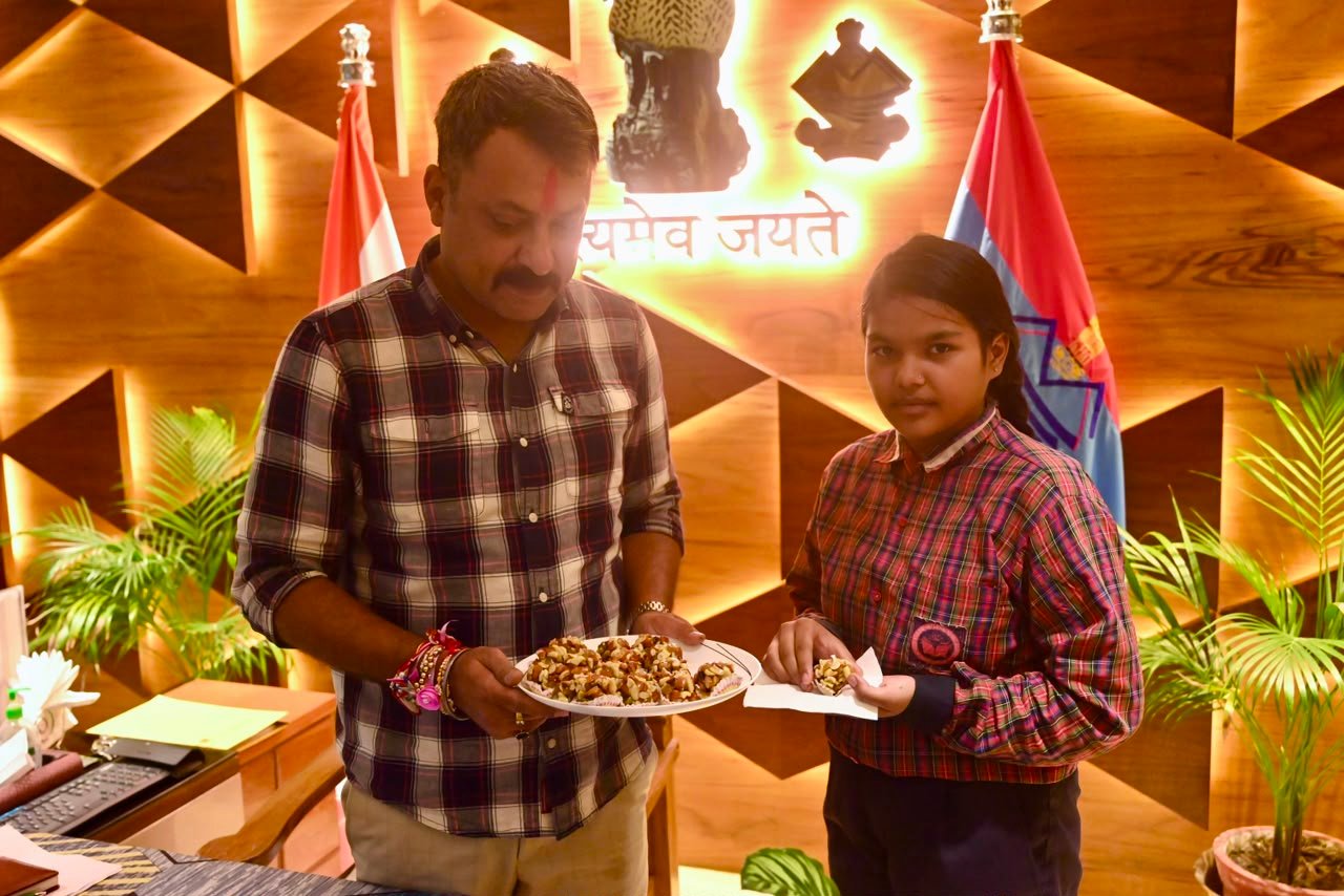 1787847486 671 नन्ही छात्राओं ने बांधा रक्षासूत्र कप्तान नवनीत सिंह ने दिया
