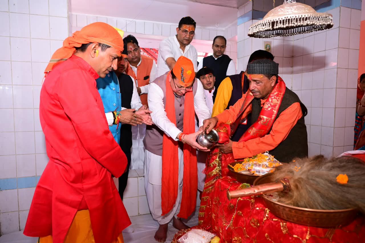 देवीधुरा में फलों-फूलों से बरसी बग्वाल, ऐतिहासिक पाषाण युद्ध के साक्षी बने लाखों श्रद्धालु 6 1787931127 337 देवीधुरा में फलों फूलों से बरसी बग्वाल ऐतिहासिक पाषाण युद्ध के