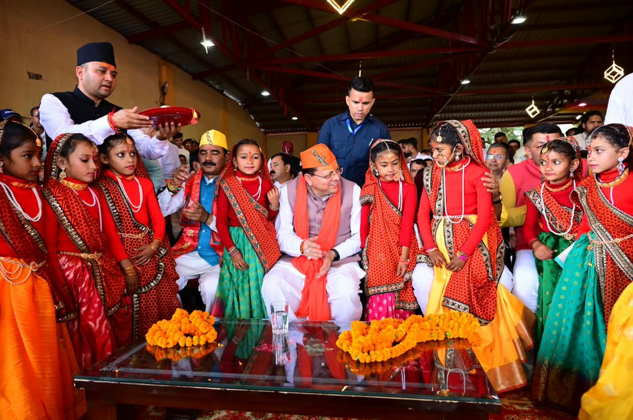 देवीधुरा में फलों-फूलों से बरसी बग्वाल, ऐतिहासिक पाषाण युद्ध के साक्षी बने लाखों श्रद्धालु 3 1787931127 491 देवीधुरा में फलों फूलों से बरसी बग्वाल ऐतिहासिक पाषाण युद्ध के