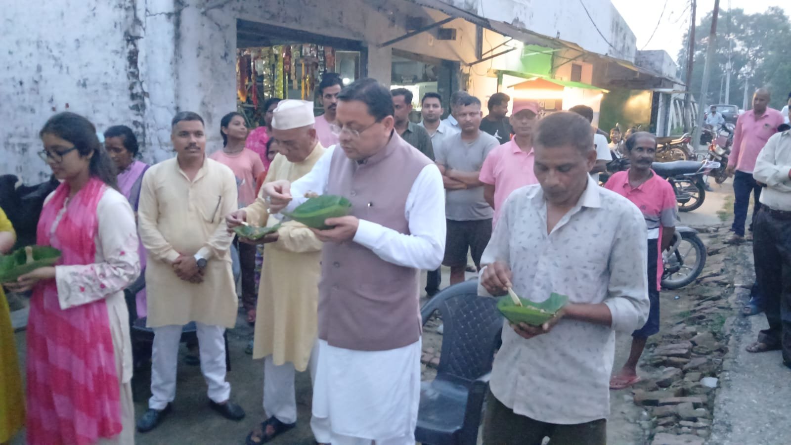 मुख्यमंत्री धामी ने लोकल फॉर वोकल को दिया बढ़ावा,लोहियाहैड में पैदल चलकर रवि के स्टॉल पर खाई टिकी 4 1787931703 355 मुख्यमंत्री धामी ने लोकल फॉर वोकल को दिया बढ़ावालोहियाहैड में