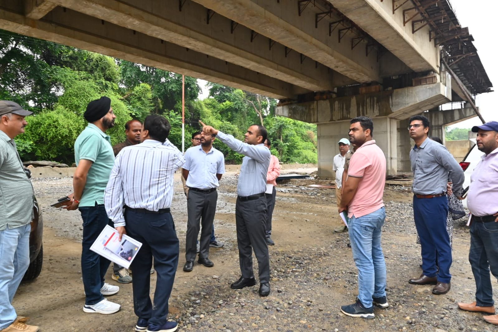 संबंधित अधिकारियों के साथ राष्ट्रीय राजमार्ग का किया जा रहा निरीक्षण 4 1788006517 65 संबंधित अधिकारियों के साथ राष्ट्रीय राजमार्ग का किया जा रहा