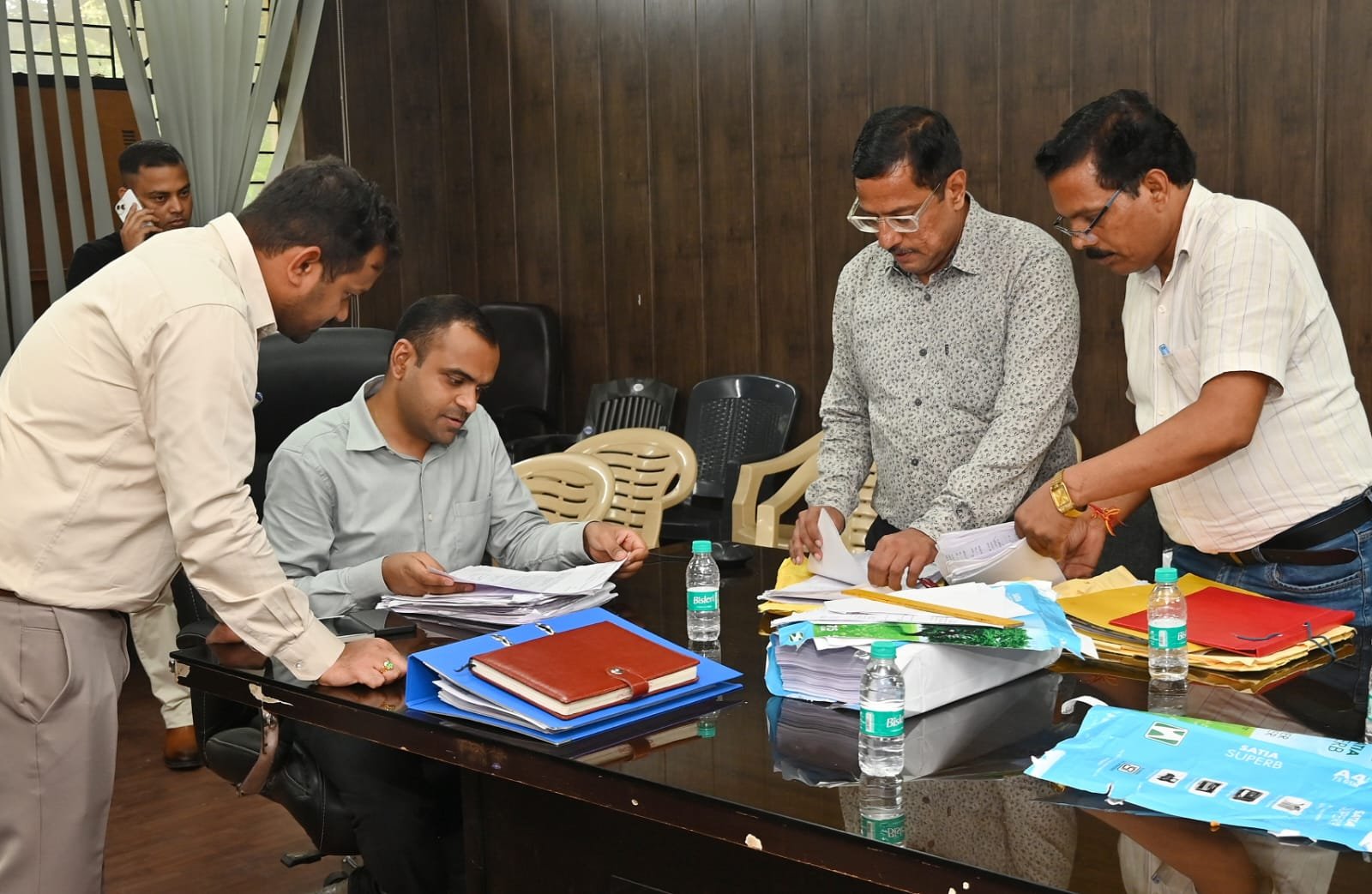 1788007254 976 जिलाधिकारी मयूर दीक्षित ने तहसील कार्यालय रुड़की में चले एसआईआर
