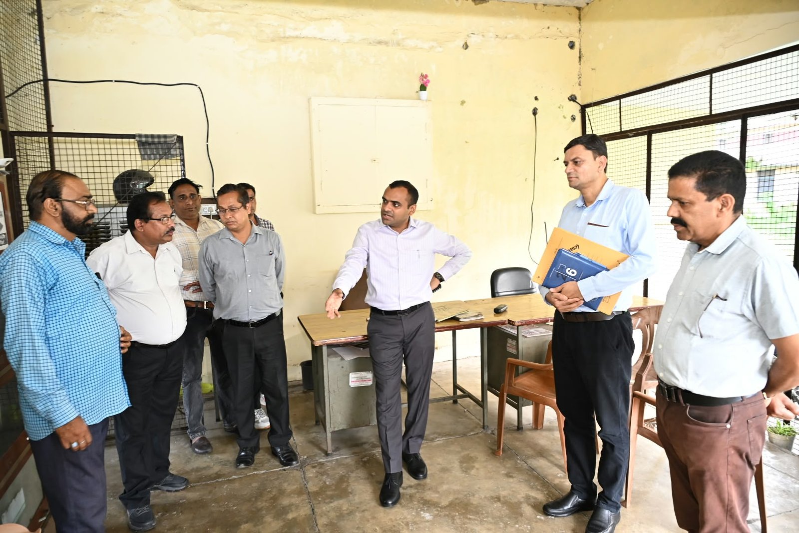 1788184545 217 जिलाधिकारी ने किया खंड शिक्षा अधिकारी कार्यालय बहादराबाद का औचक