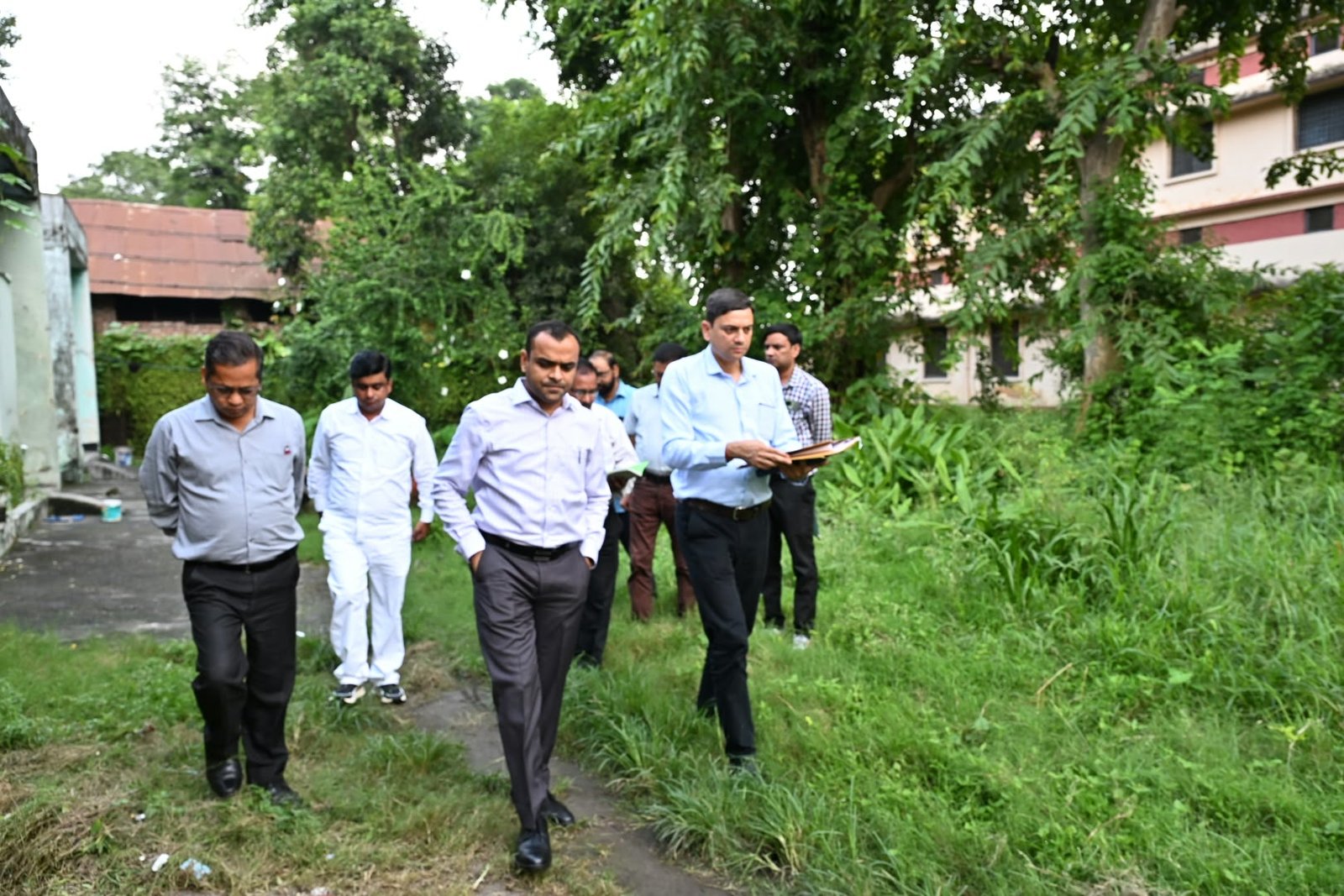 1788184545 245 जिलाधिकारी ने किया खंड शिक्षा अधिकारी कार्यालय बहादराबाद का औचक