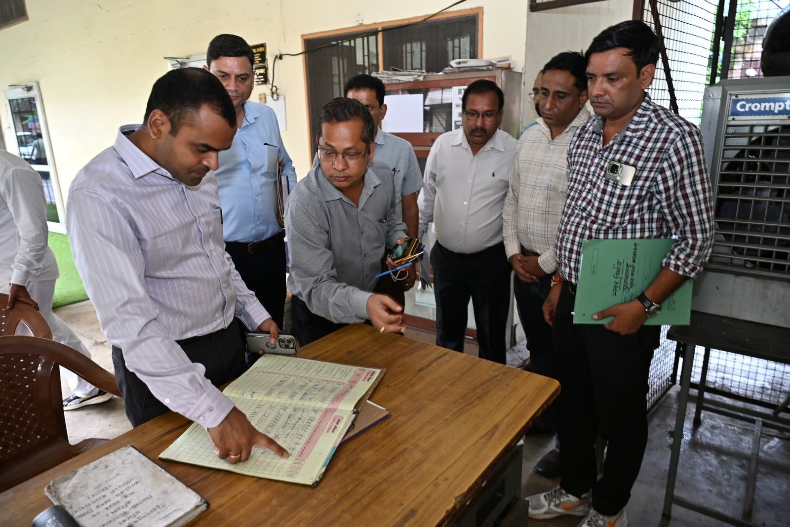 1788184545 602 जिलाधिकारी ने किया खंड शिक्षा अधिकारी कार्यालय बहादराबाद का औचक