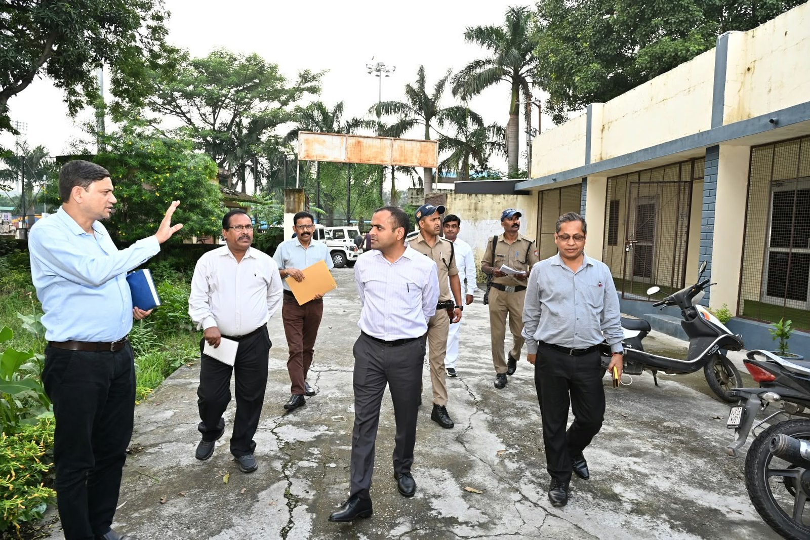 1788184545 802 जिलाधिकारी ने किया खंड शिक्षा अधिकारी कार्यालय बहादराबाद का औचक