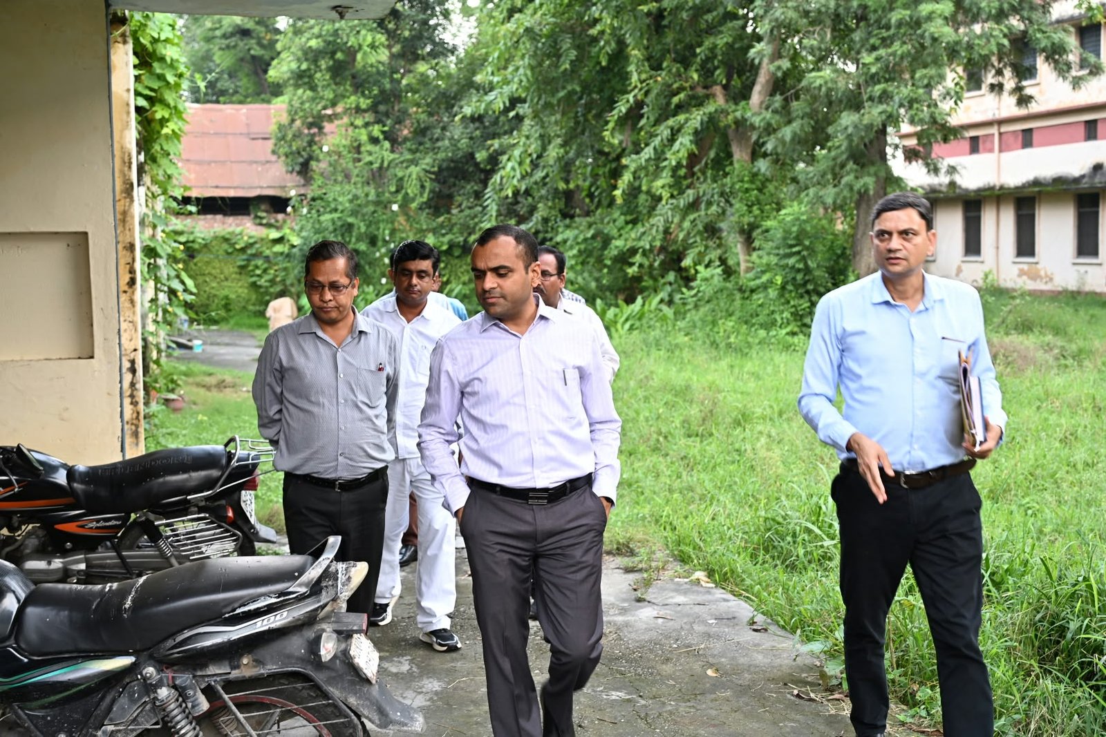 1788184545 805 जिलाधिकारी ने किया खंड शिक्षा अधिकारी कार्यालय बहादराबाद का औचक