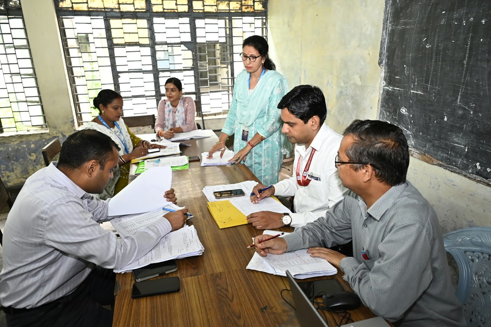 1788185304 958 जिलाधिकारी ने रानीपुर विधानसभा के क्षेत्रांतर्गत बीएचईएल सेक्टर 01 स्थित