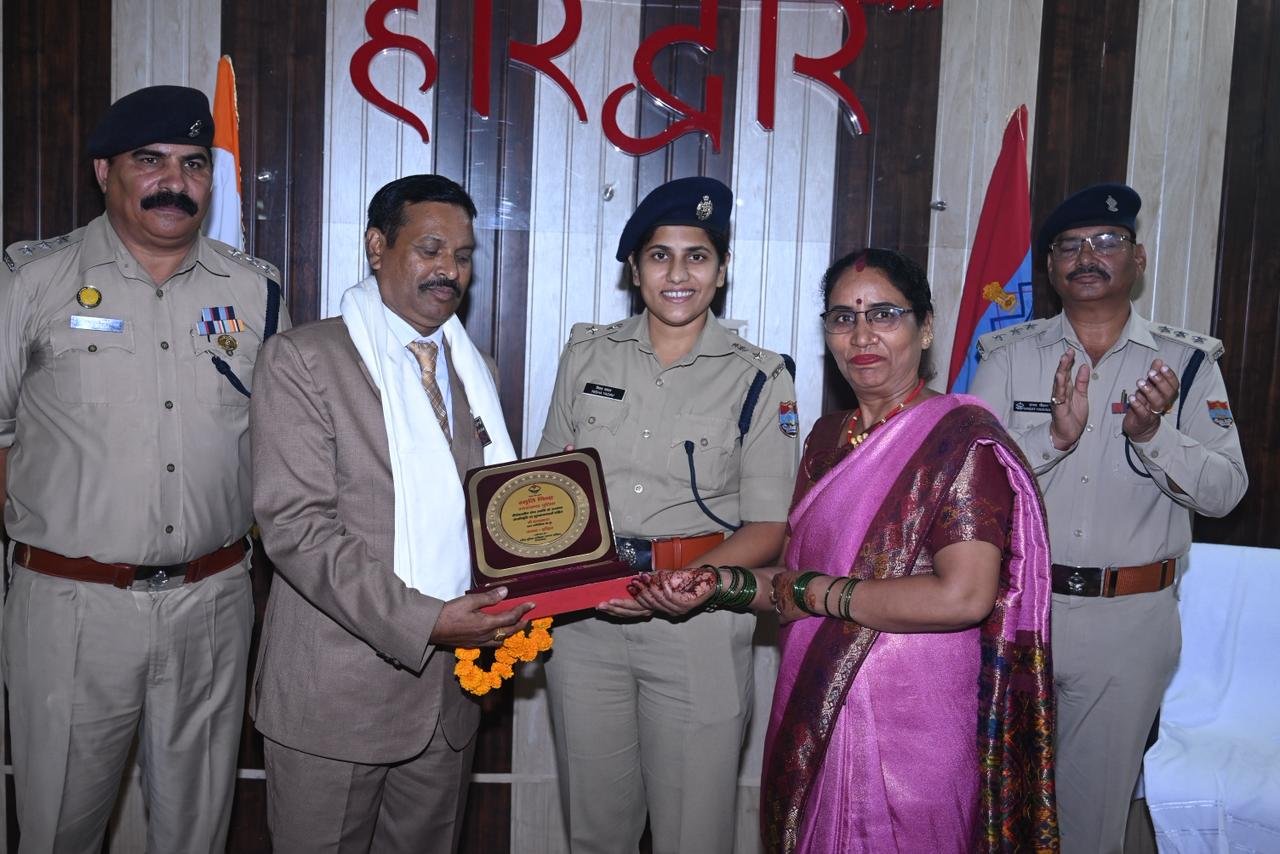 1788192553 124 मिश्रित भाव चैहरे पर खुशी की रौनक भी और आंखों