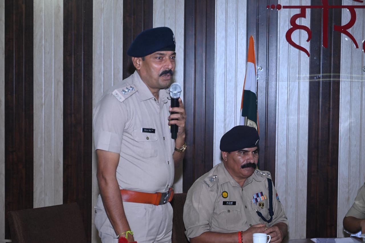 1788192553 134 मिश्रित भाव चैहरे पर खुशी की रौनक भी और आंखों