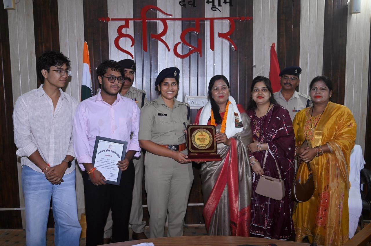 1788192553 164 मिश्रित भाव चैहरे पर खुशी की रौनक भी और आंखों