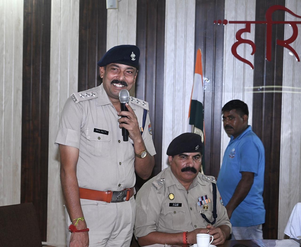 1788192553 203 मिश्रित भाव चैहरे पर खुशी की रौनक भी और आंखों