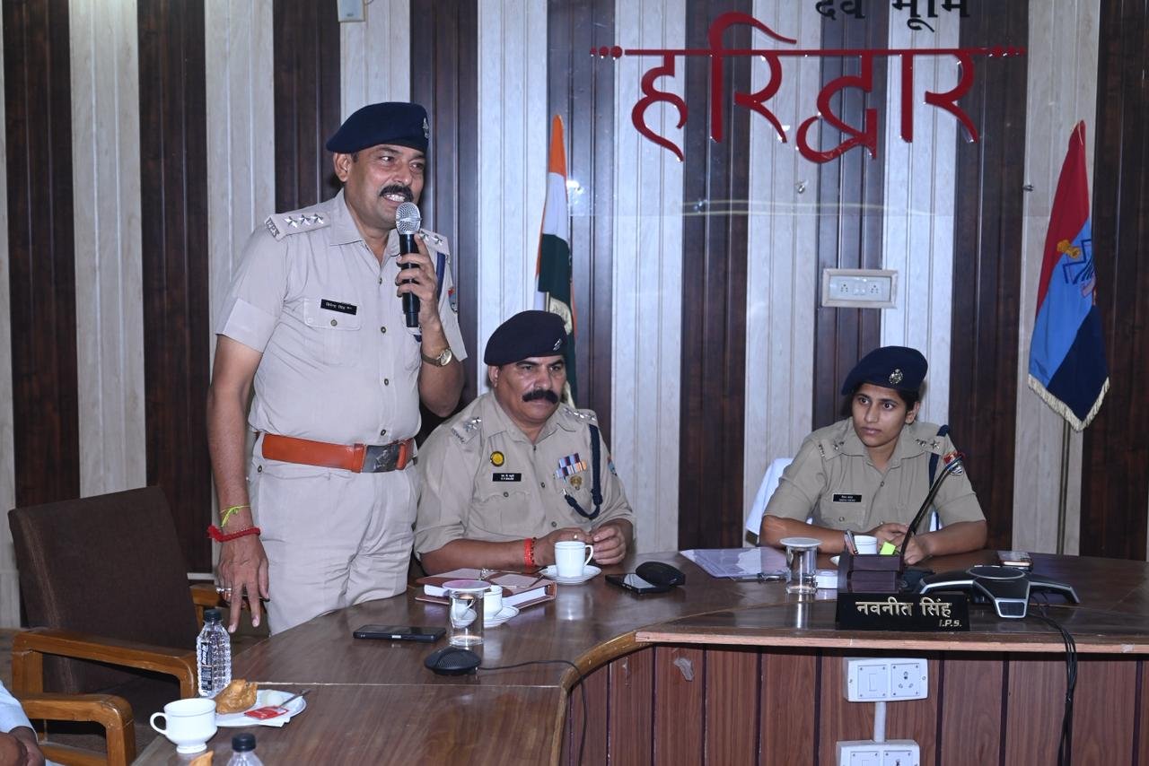 1788192553 229 मिश्रित भाव चैहरे पर खुशी की रौनक भी और आंखों
