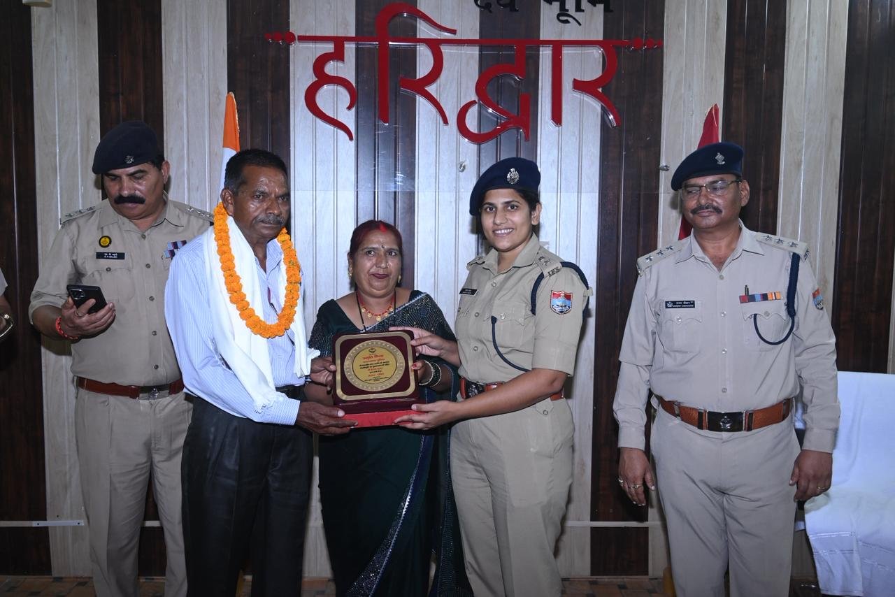 1788192553 366 मिश्रित भाव चैहरे पर खुशी की रौनक भी और आंखों