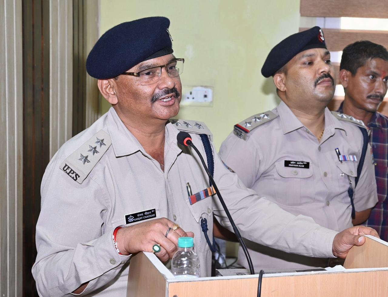 1788192553 453 मिश्रित भाव चैहरे पर खुशी की रौनक भी और आंखों