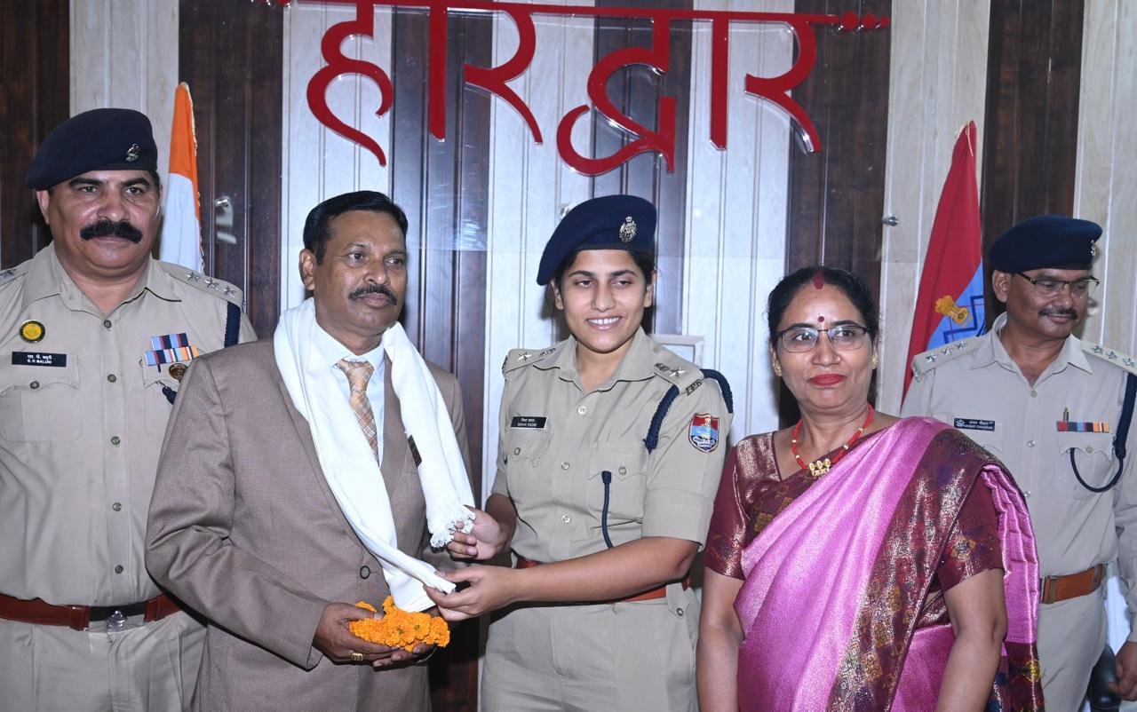 1788192553 512 मिश्रित भाव चैहरे पर खुशी की रौनक भी और आंखों