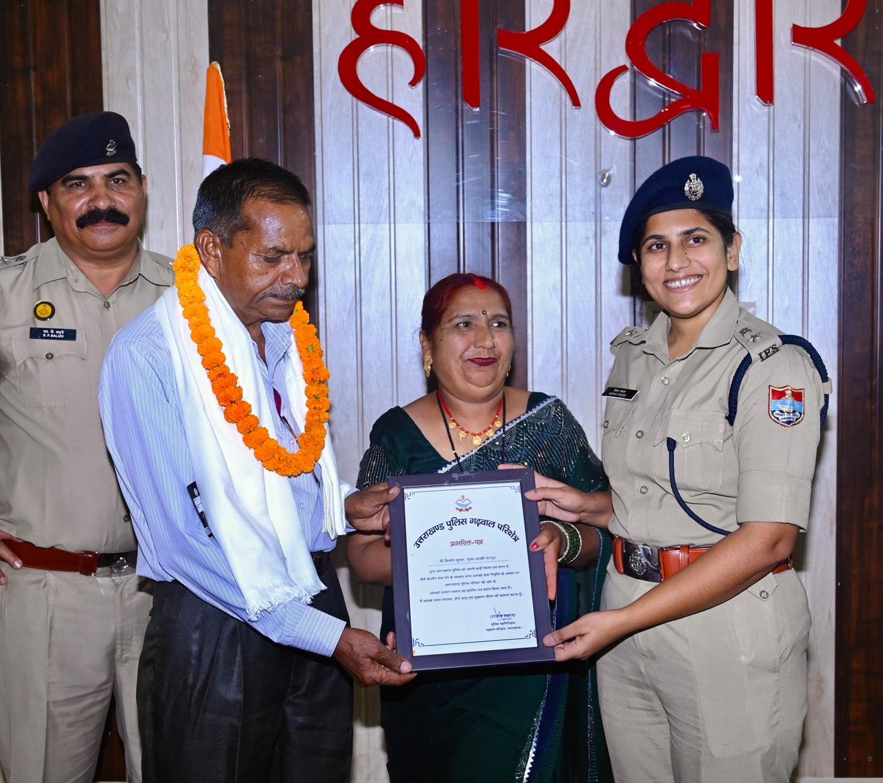 1788192553 702 मिश्रित भाव चैहरे पर खुशी की रौनक भी और आंखों