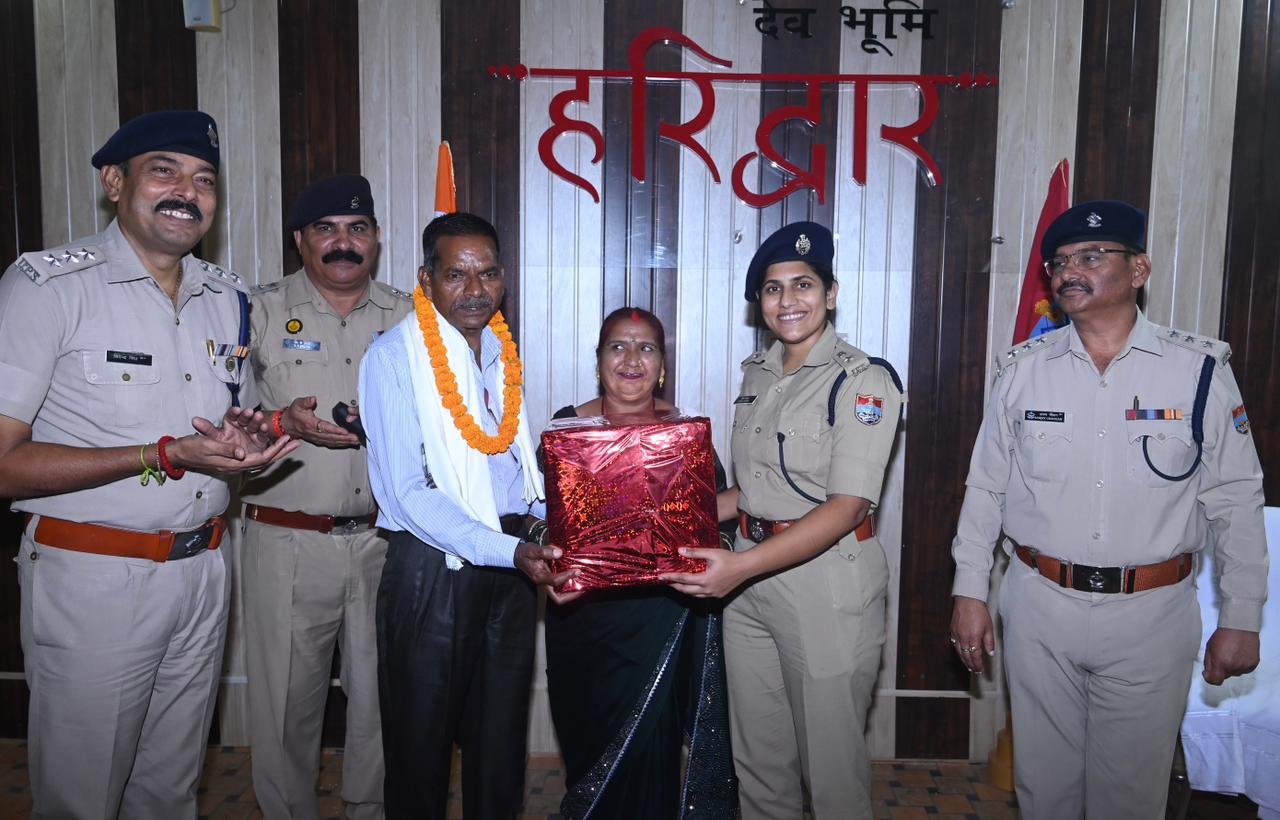 1788192553 844 मिश्रित भाव चैहरे पर खुशी की रौनक भी और आंखों
