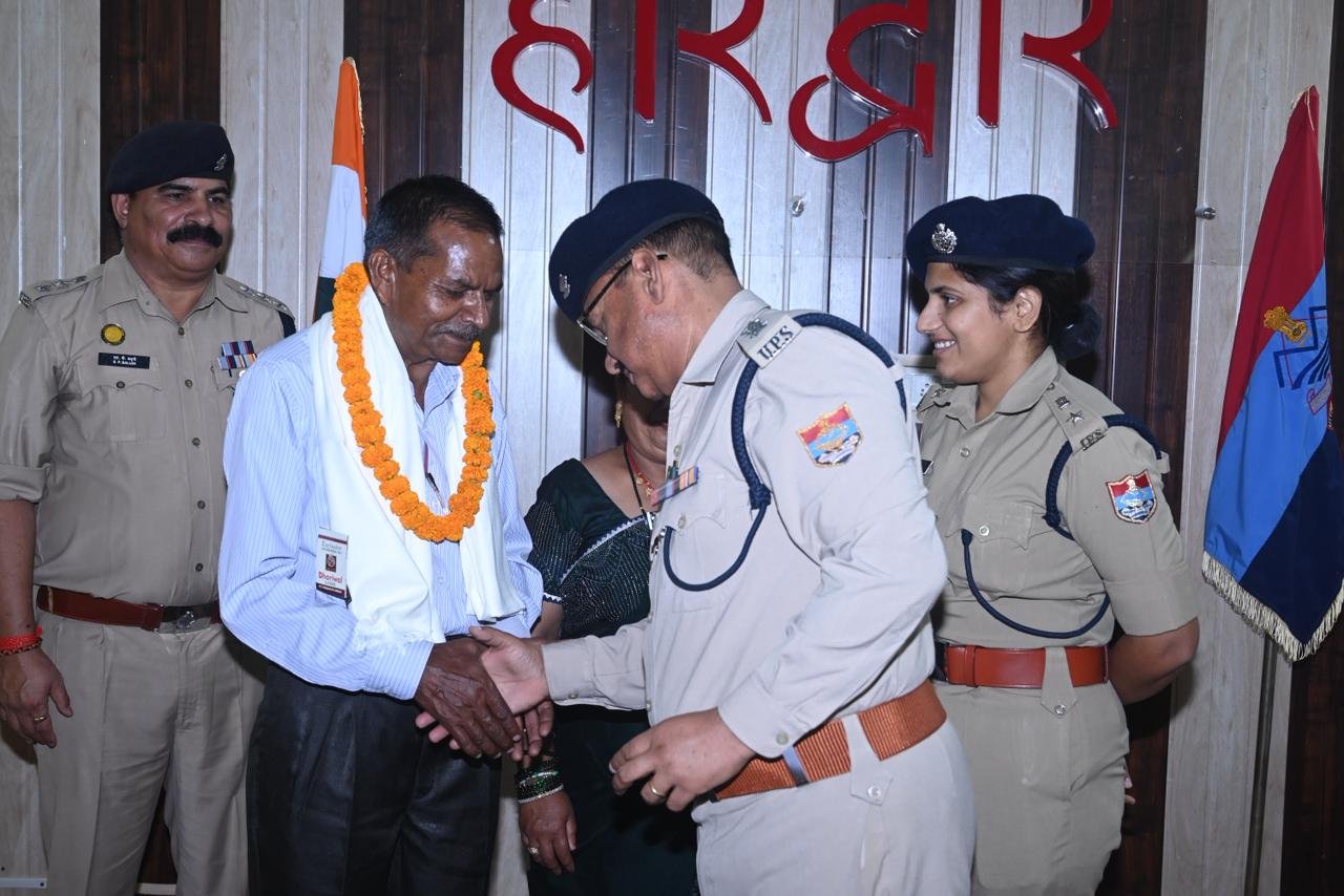 1788192553 88 मिश्रित भाव चैहरे पर खुशी की रौनक भी और आंखों