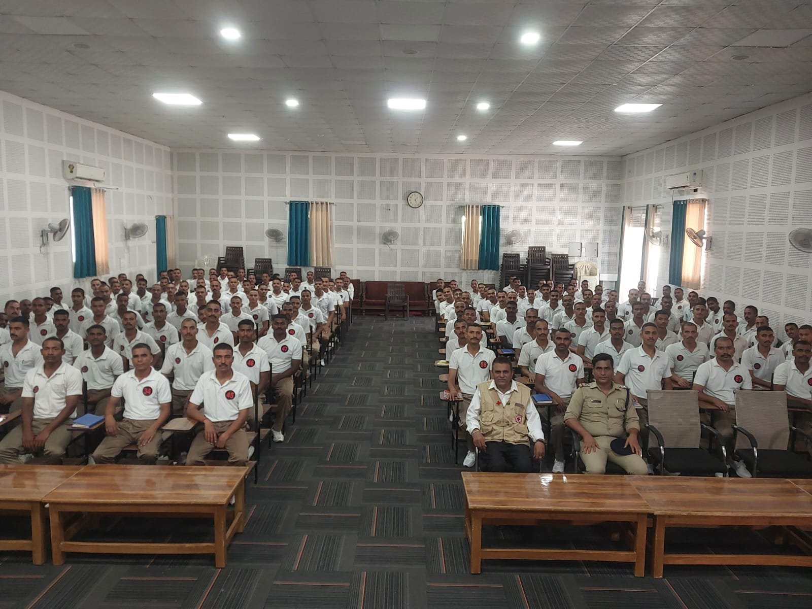 300 पुलिस कर्मियों को इंडियन रेडक्रॉस उत्तराखण्ड के चेयरमेन प्रो