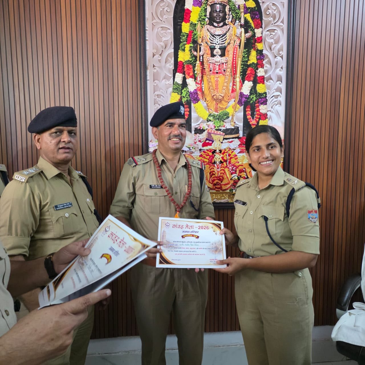 SSP हरिद्वार के निर्देश पर SP यातायात/अपराध द्वारा कांवड़ मेले में ड्यूटीरत SPO’s एवं कोतवाली कनखल के पुलिसकर्मियों को किया सम्मानित 2 SSP हरिद्वार के निर्देश पर SP यातायातअपराध द्वारा कांवड़ मेले