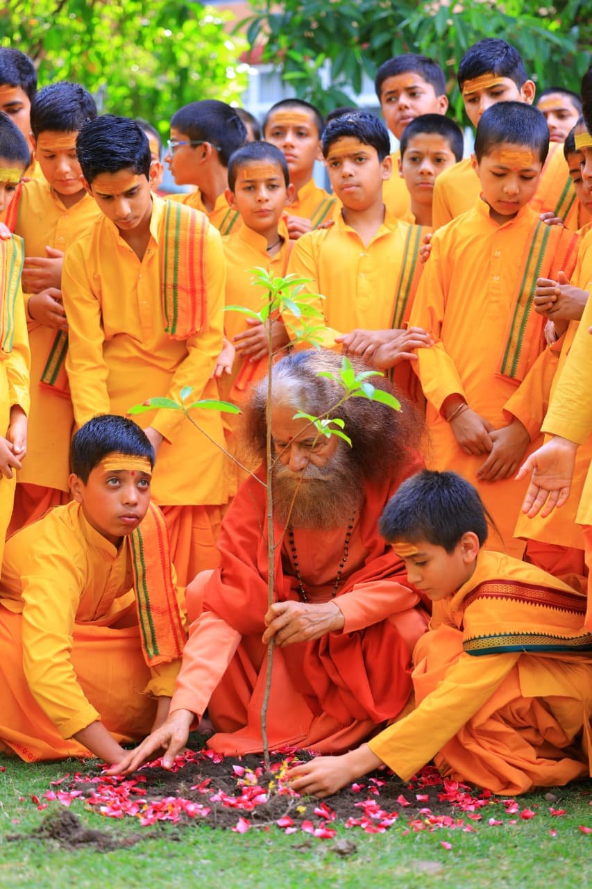 अक्षय-ऊर्जा-दिवस-–-प्रकृति-के-साथ-संतुलित-विकास.jpeg