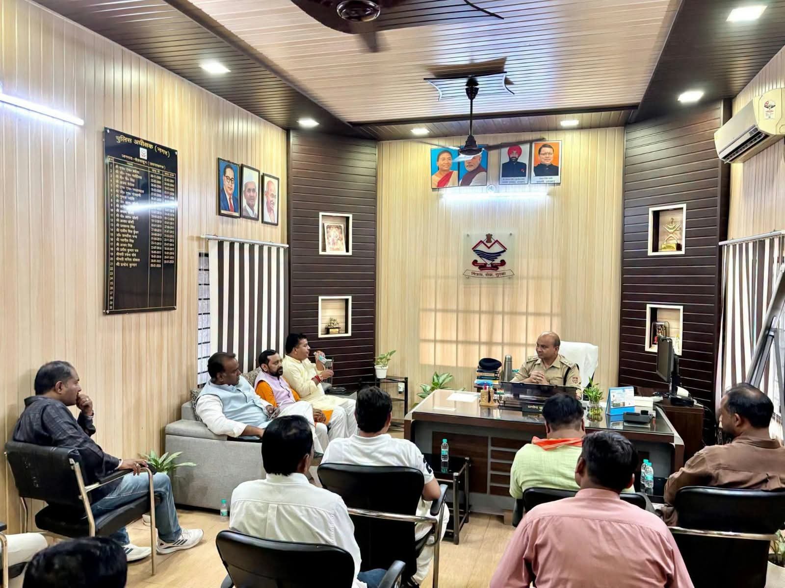 के नेतृत्व में महानगर के पदाधिकारियों ने एसपी सिटी