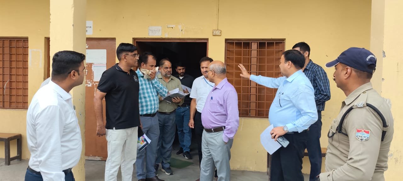 आयुक्त गढ़वाल ने सहसपुर में विशेष शिविरों का निरीक्षण कर एसआईआर कार्य की जानी प्रगति 2 गढ़वाल ने सहसपुर में विशेष शिविरों का निरीक्षण कर