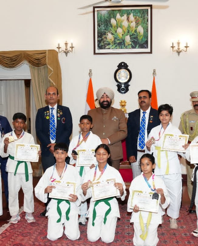 इंटरनेशनल-कराटे-चैंपियनशिप-के-पदक-विजेता-खिलाड़ियों-का-राजभवन.jpeg