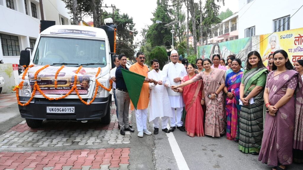 उद्यमशाला-योजना-के-अंतर्गत-उद्यम-आईईसीप्रचार-वाहन-को-फ्लैग.jpg