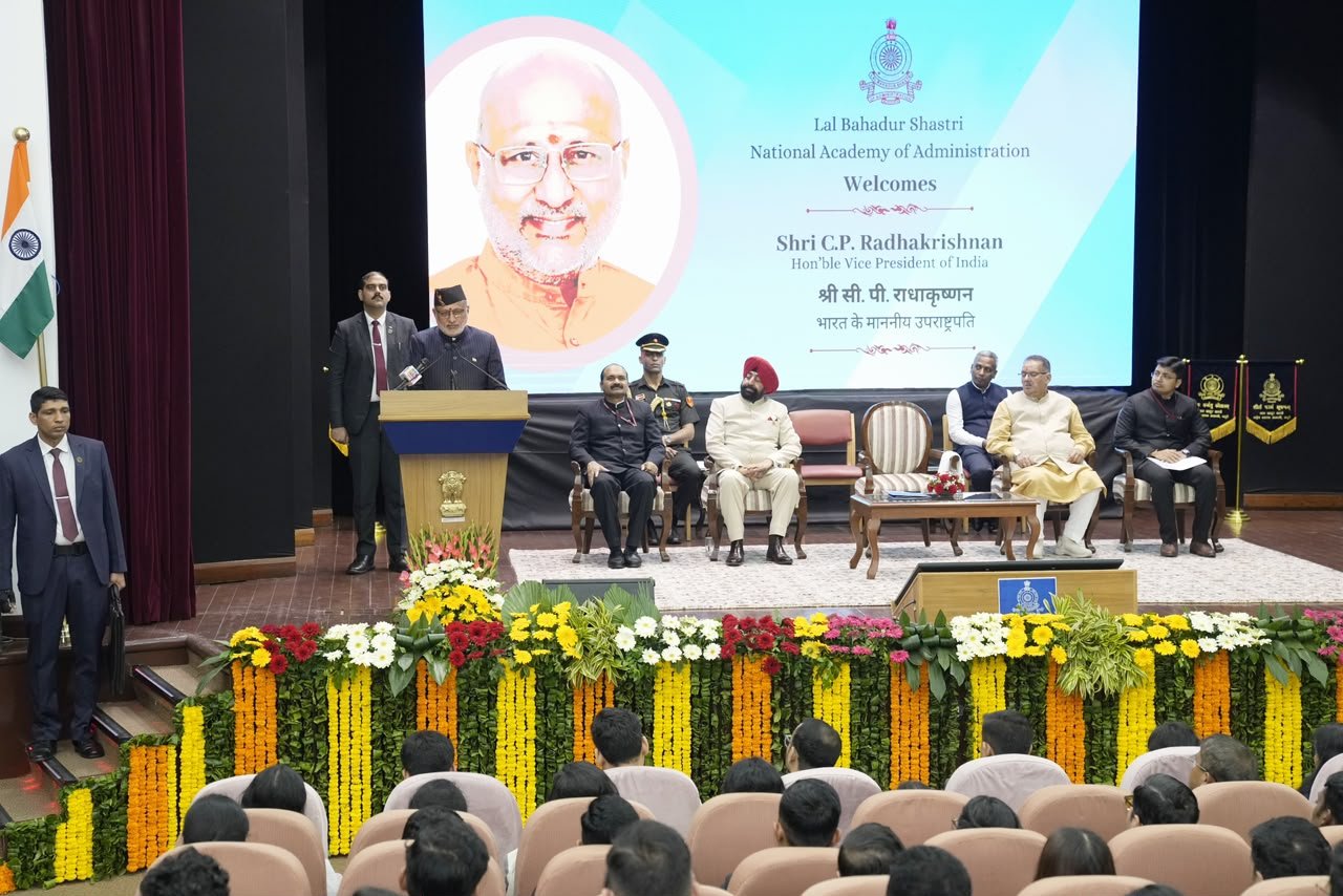 उपराष्ट्रपति ने LBSNAA, मसूरी में 2024 बैच के आईएएस प्रशिक्षु अधिकारियों को संबोधित किया 2 ने LBSNAA मसूरी में 2024 बैच के आईएएस प्रशिक्षु