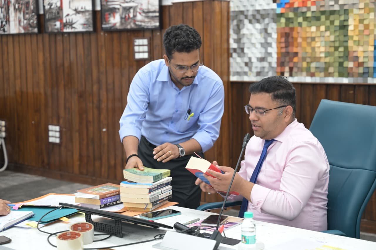 पुस्तक दान करें ज्ञान का वृक्ष लगाएं अभियान के